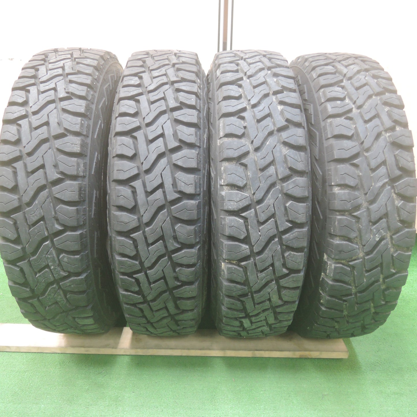 *送料無料* バリ溝！9.5分★スズキ ジムニー 純正 ENKEI 185/85R16 105/103L 8PR トーヨー R/T オープンカントリー エンケイ PCD139.7/5H★4042412KMノ