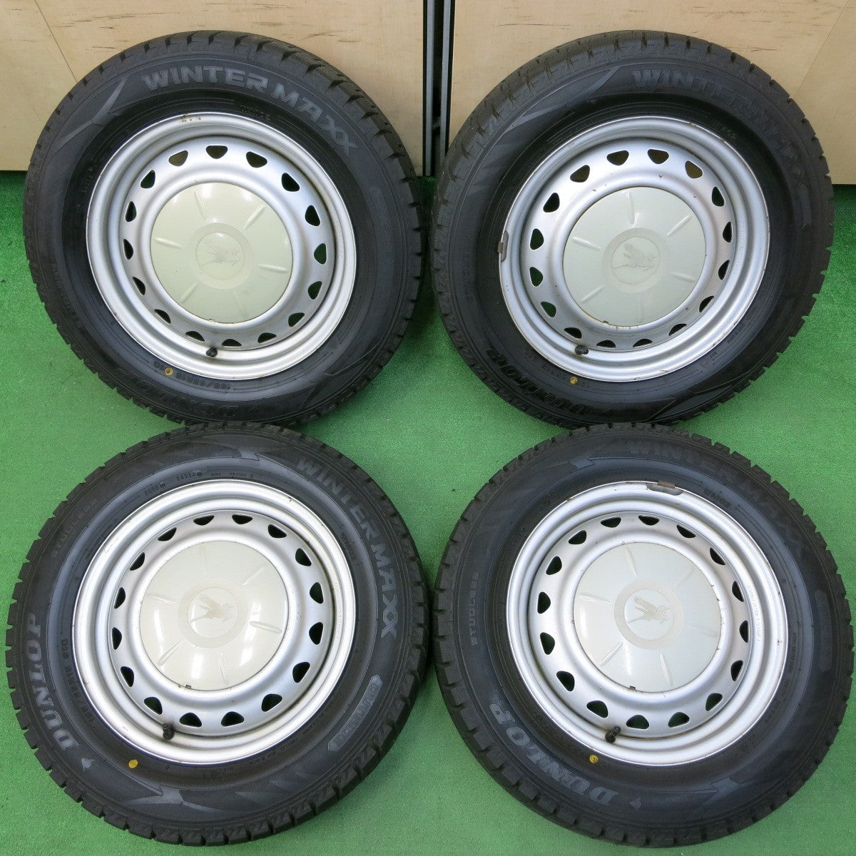 *送料無料* バリ溝！キレイ！9.5分以上★スタッドレス 195/65R15 ダンロップ ウインターマックス WM02 スチール 15インチ PCD100 114.3/4H マルチ★4050111イス