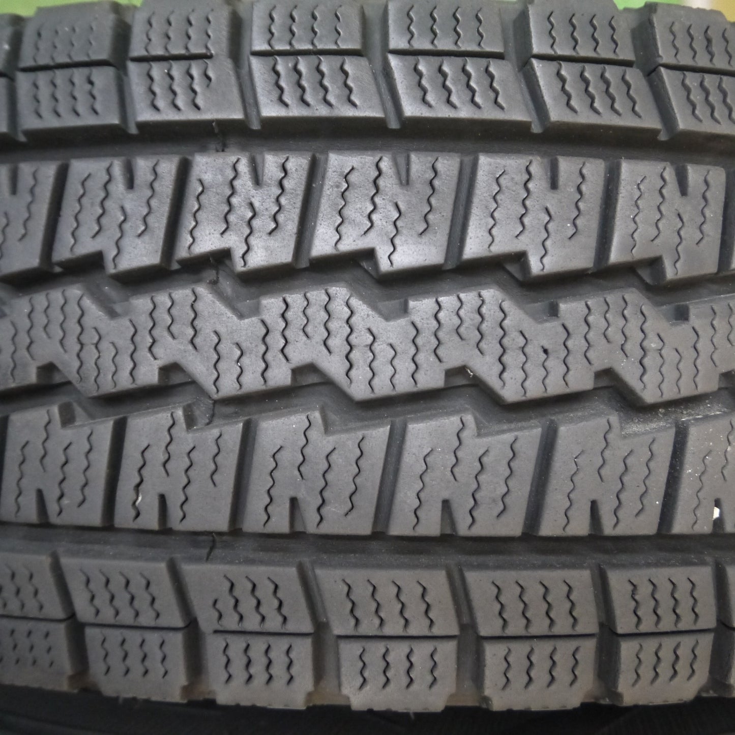 *送料無料* バリ溝！9.5分★ハイエース等 195/80R15 スタッドレス ダンロップ ウインターマックス SV01 Ripresa S リプレーザ PCD139.7/6H★4040912Hス