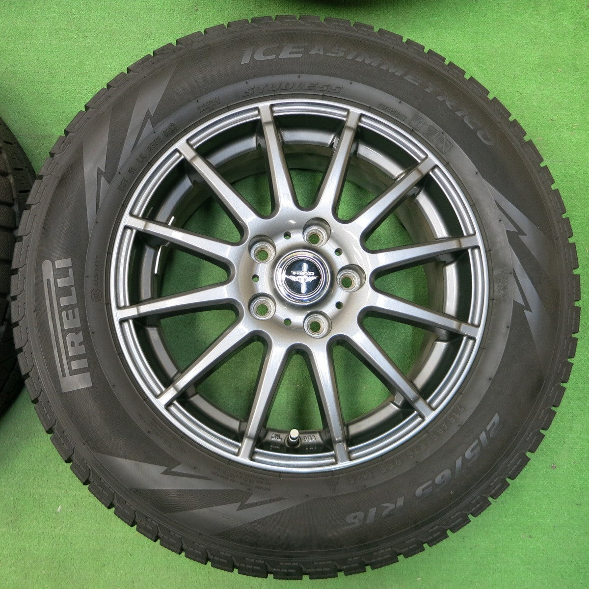 *送料無料* バリ溝！キレイ！ほぼ10分★スタッドレス 215/65R16 ピレリ アイスアシンメトリコ TEAD テッド 16インチ PCD114.3/5H★4051606イス