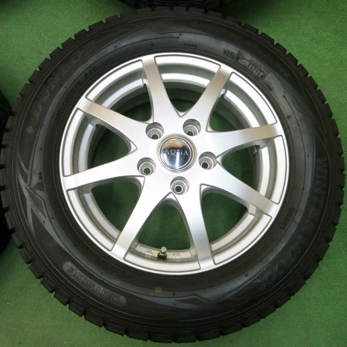 *送料無料* 超バリ溝！綺麗！ほぼ10分★スタッドレス 205/65R15 ダンロップ ウインターマックス WM01 AQUA アクア 15インチ PCD114.3/5H★4041901イス