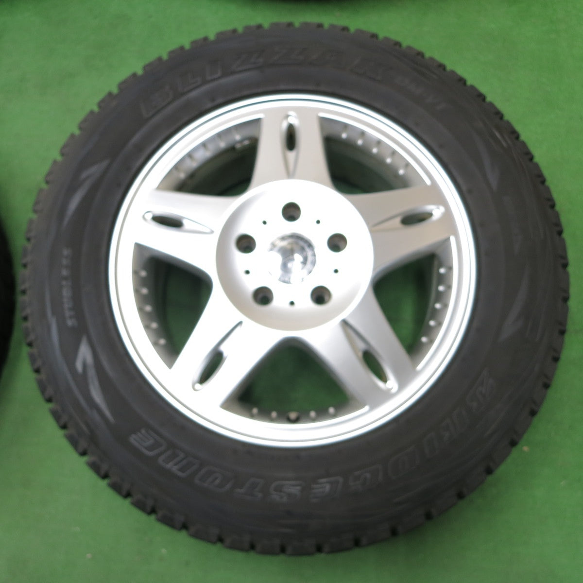 *送料無料* バリ溝！キレイ！9.5分★ベンツ Gクラス ゲレンデ W463 純正 265/60R18 スタッドレス ブリヂストン ブリザック DM-V1 PCD130/5H★4062201ナス