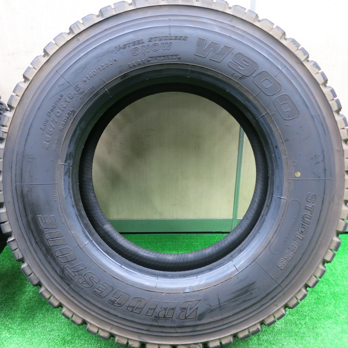 *送料無料* バリ溝！23年！9.5分★トラック タイヤ 265/70R19.5 140/138J スタッドレス ブリヂストン W900 19.5インチ★4080703HAスタ