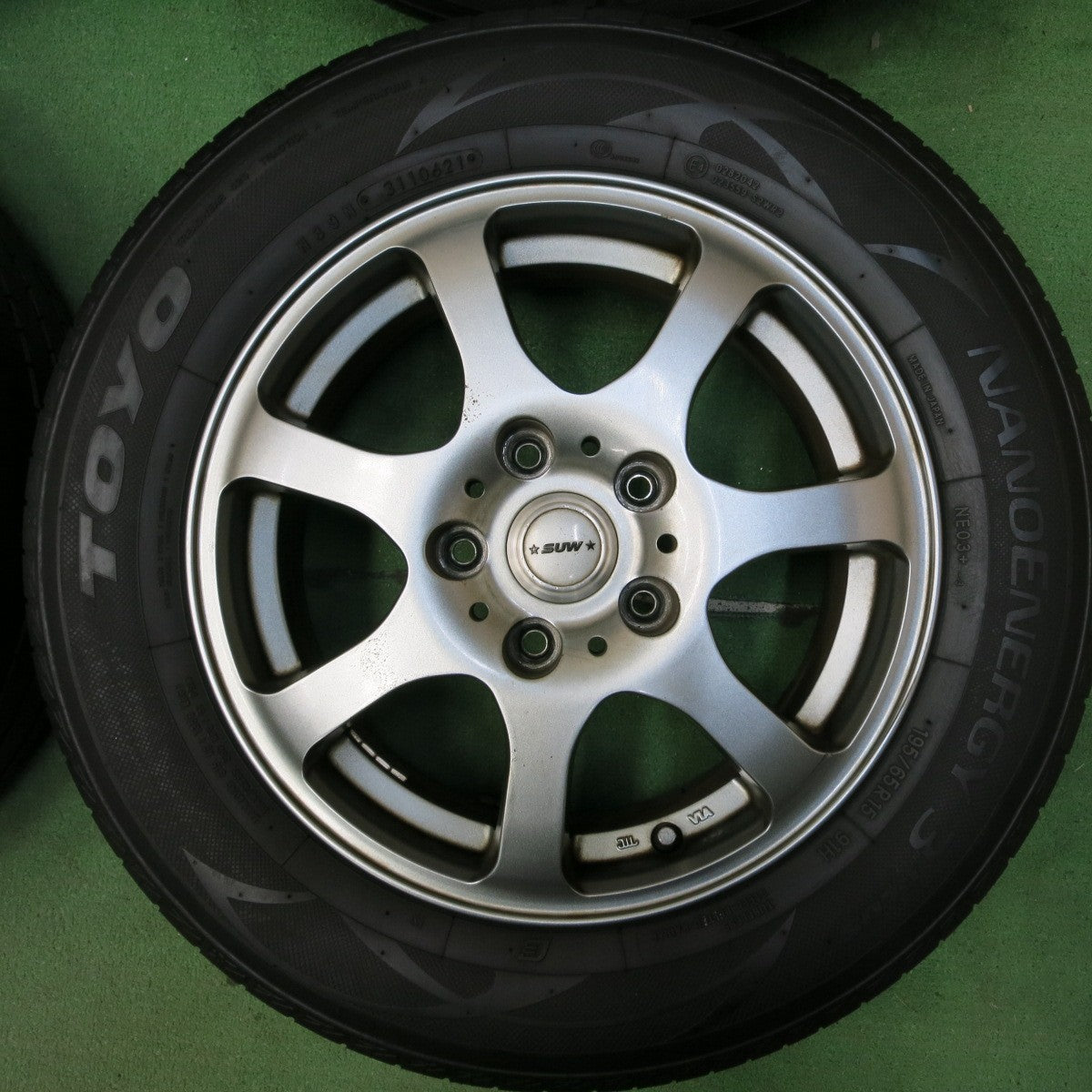 [送料無料] バリ溝！21年！8.5分★195/65R15 トーヨー ナノエナジー3 プラス SUW DW552 15インチ PCD114.3/5H★4100206SYノ