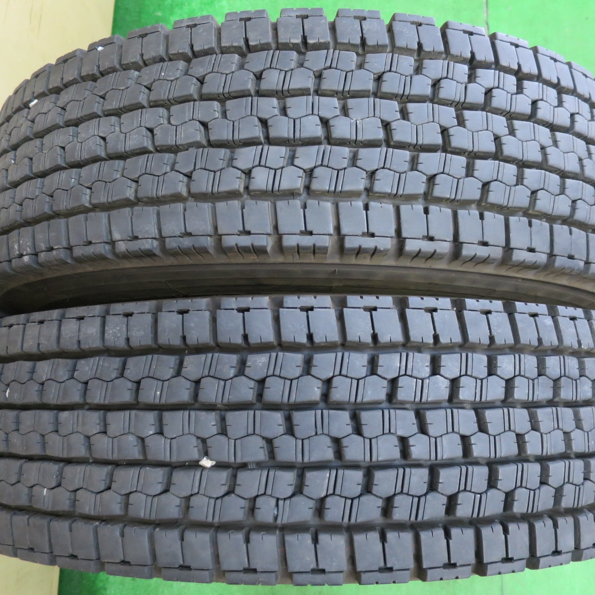 *送料無料* バリ溝！23年！9.5分★トラック タイヤ 225/80R17.5 123/122L スタッドレス ブリヂストン W999  17.5インチ★4060401イスタ