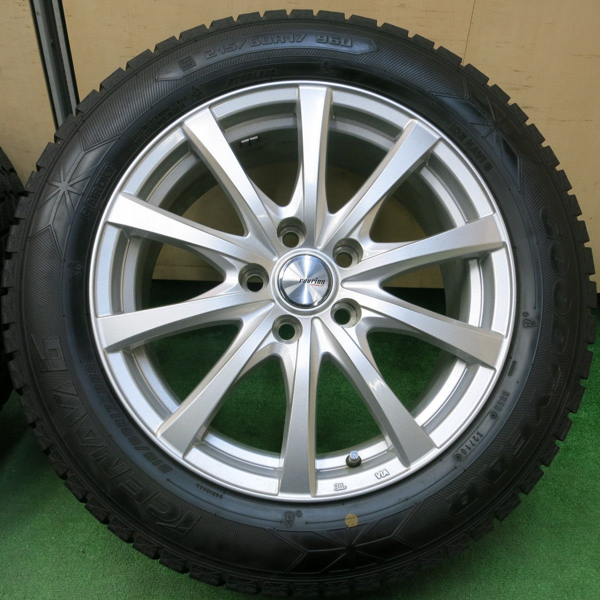 *送料無料* バリ溝！キレイ！9.5分以上★スタッドレス 215/60R17 グッドイヤー アイスナビ6 ravrion RS01 ラブリオン 17インチ PCD114.3/5H★4041907イス