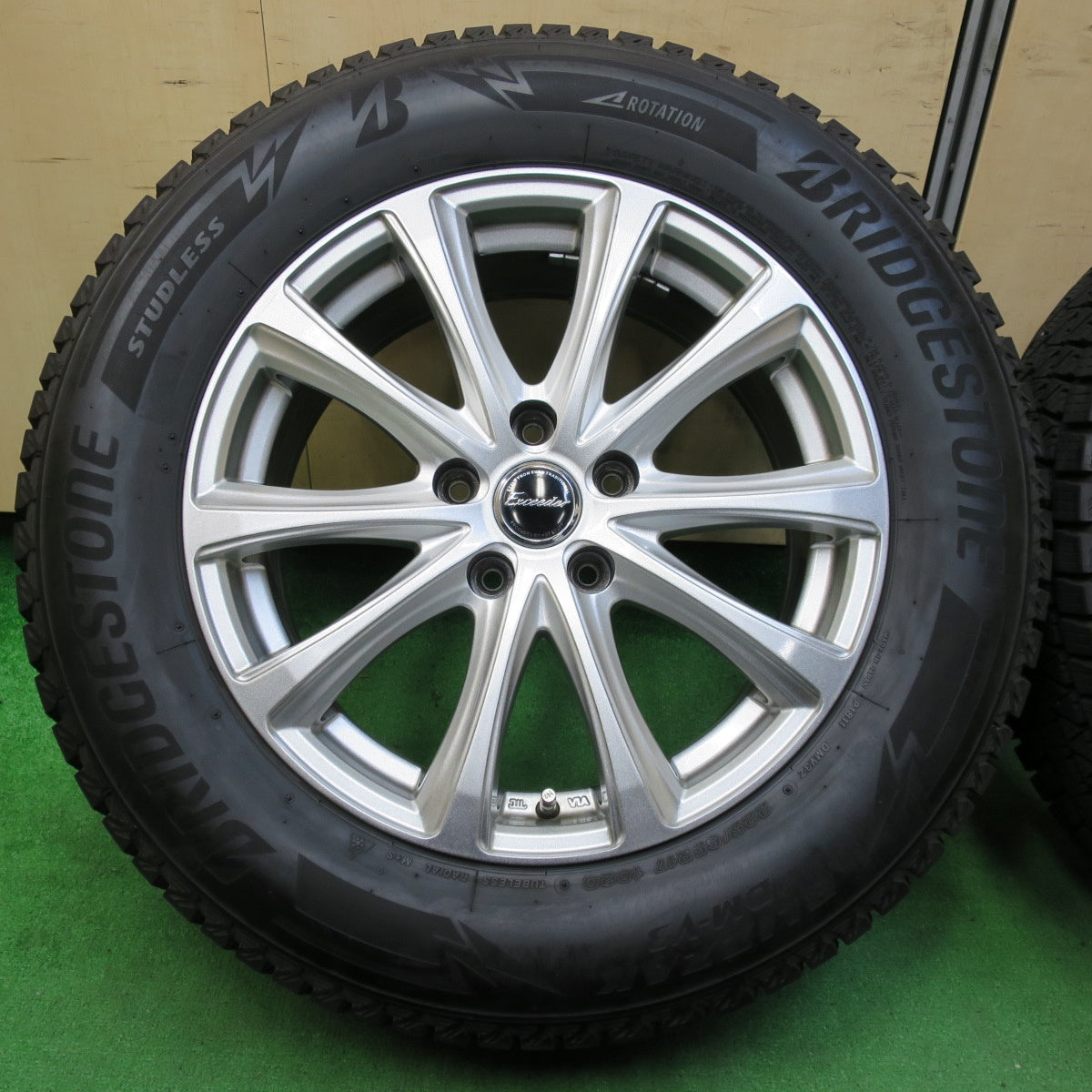 *送料無料* バリ溝！キレイ！8.5分★スタッドレス 225/65R17 ブリヂストン ブリザック DM-V3 Exceeder エクシーダー 17インチ PCD114.3/5H★4061203イス