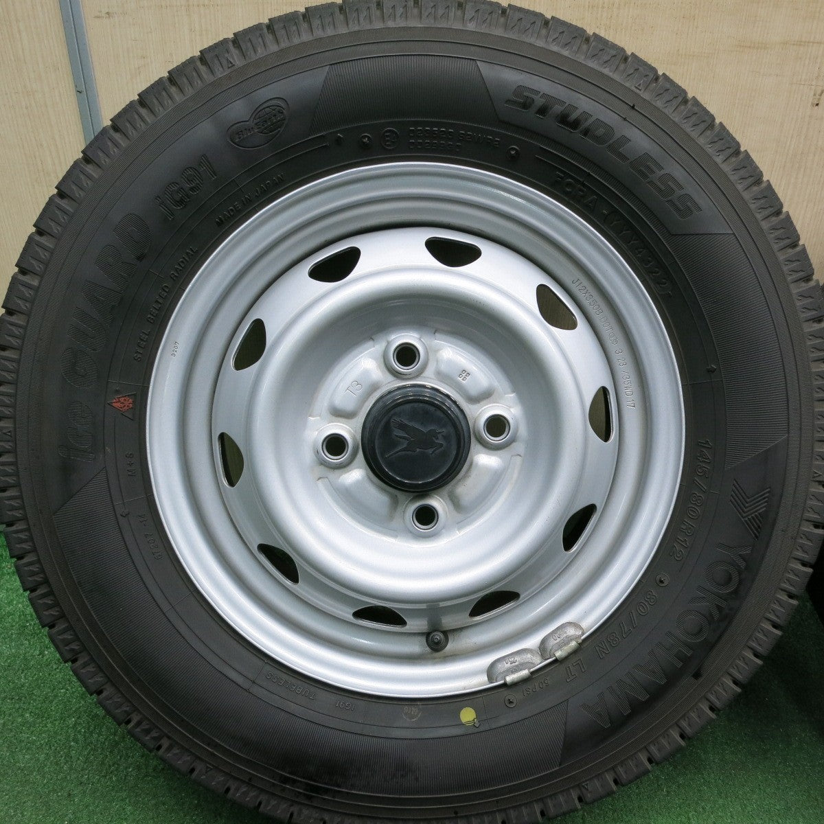 *送料無料* バリ溝！22年！キレイ！9.5分★スタッドレス 145/80R12 80/78N ヨコハマ アイスガード iG91 スチール ホイール 12インチ PCD100/4H★4042012HAス