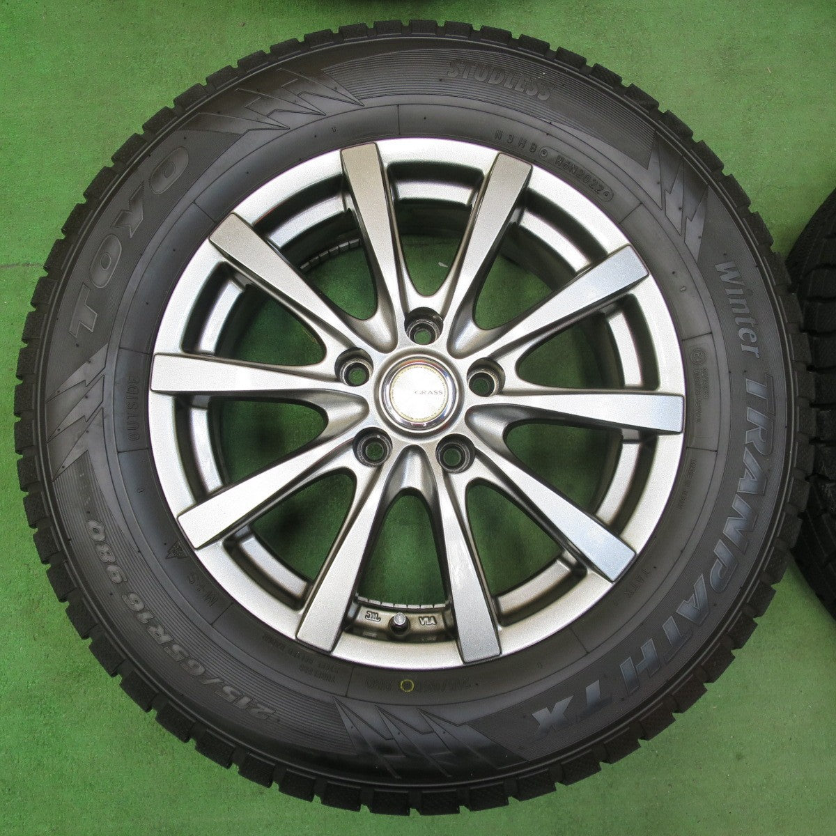 [送料無料] バリ溝！22年！キレイ！9.5分以上★スタッドレス 215/65R16 トーヨー ウインター トランパス TX GRASS グラス 16インチ PCD114.3/5H★4121206イス