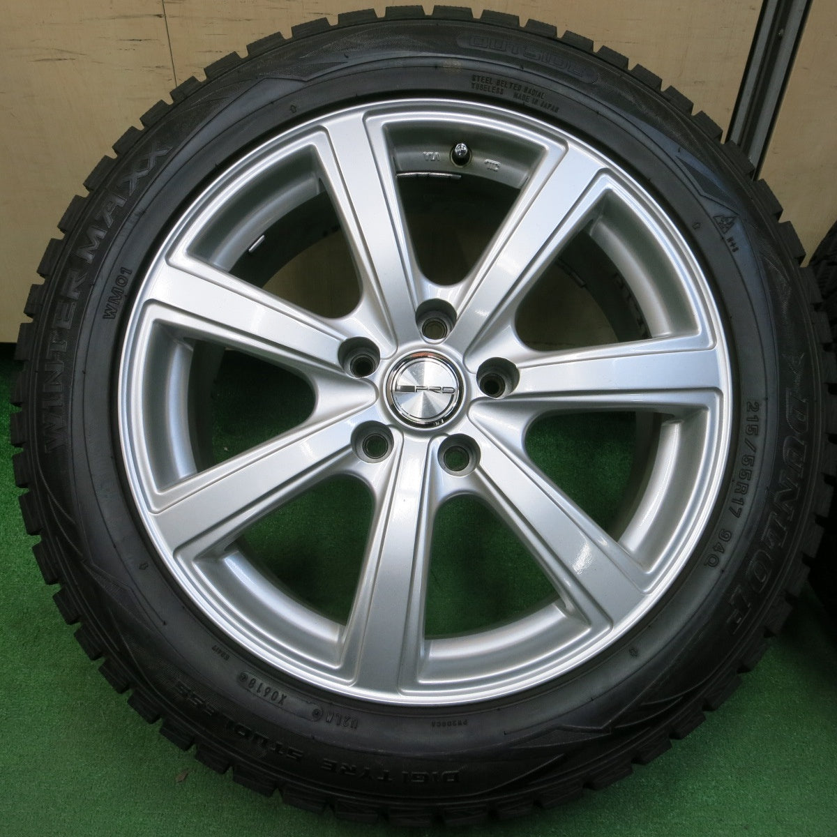 *送料無料* バリ溝！キレイ！9.5分以上★スタッドレス 215/55R17 ダンロップ ウインターマックス WM01 PRD 17インチ PCD114.3/5H★4031611イス