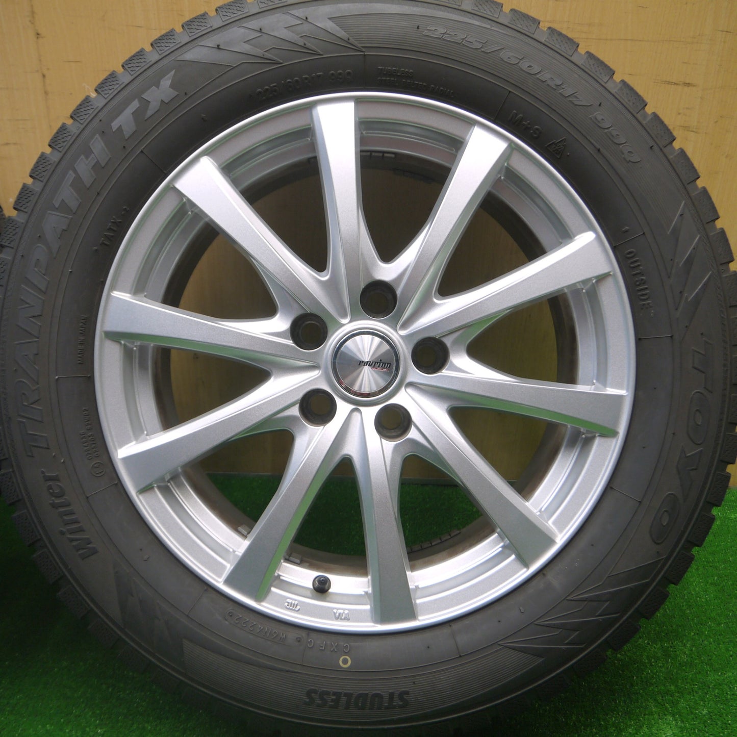 *送料無料* バリ溝！22年！キレイ！9.5分以上★スタッドレス 225/60R17 トーヨー ウインター トランパス TX ravrion RS01 ラブリオン PCD114.3/5H★4080503Hス