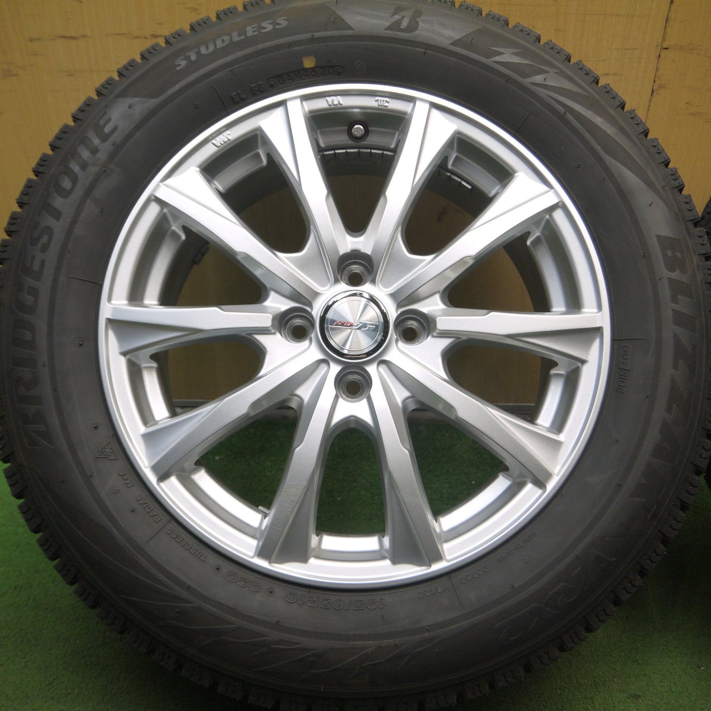 *送料無料* バリ溝！20年！綺麗！9.5分★スタッドレス 195/65R16 ブリザック VRX2 JOKER ジョーカー 16インチ PCD100/4H★4062107Hス