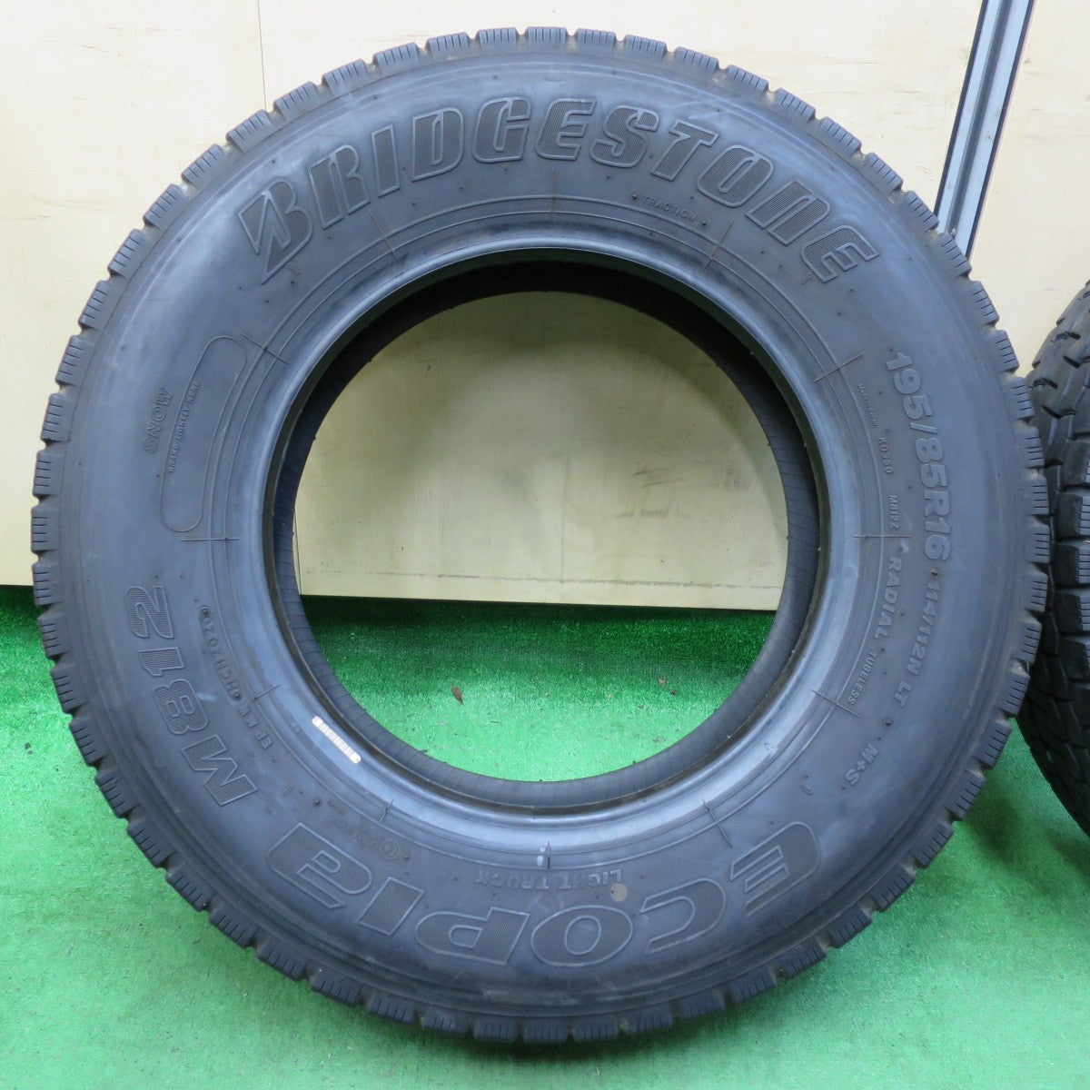 *送料無料* バリ溝！20年！8.5分★トラック タイヤ 195/85R16 114/112N ブリヂストン エコピア M812 ミックス オールシーズン 16インチ★4071510イノタ