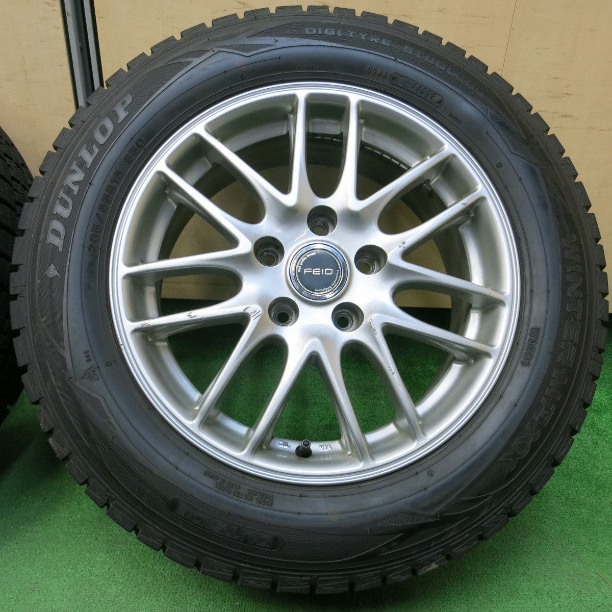 *送料無料* バリ溝！9.5分★スタッドレス 205/65R16 ダンロップ ウインターマックス WM01 FEID 16インチ PCD114.3/5H★4042612イス