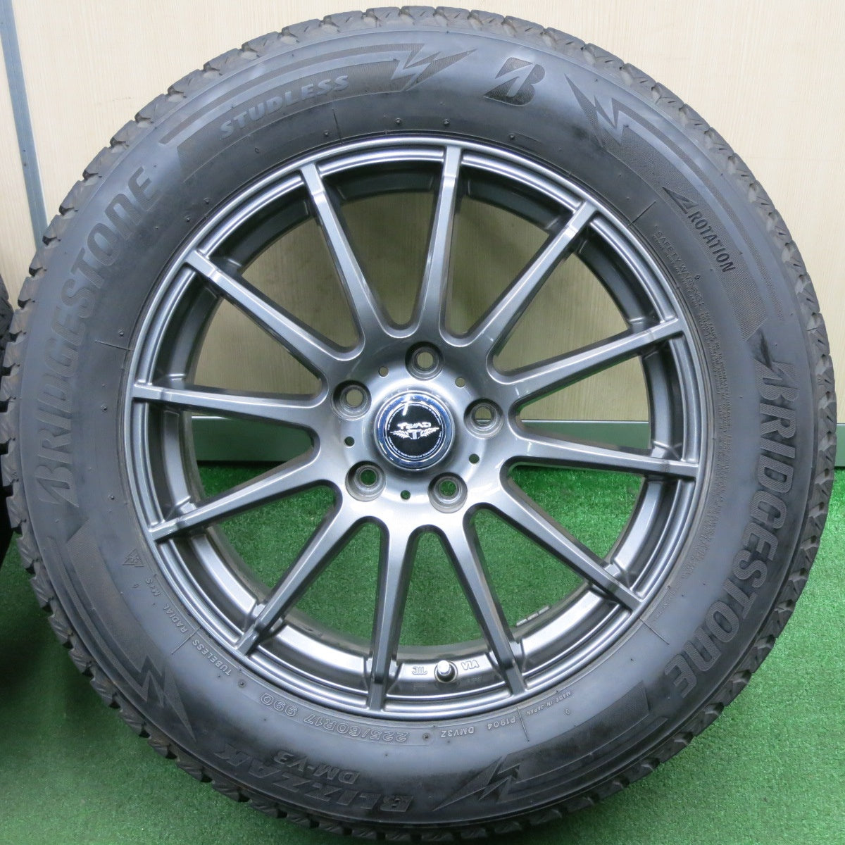 *送料無料* バリ溝！キレイ！8.5分★スタッドレス 225/60R17 ブリヂストン ブリザック DM-V3 TEAD テッド 17インチ PCD114.3/5H★4041016TNス