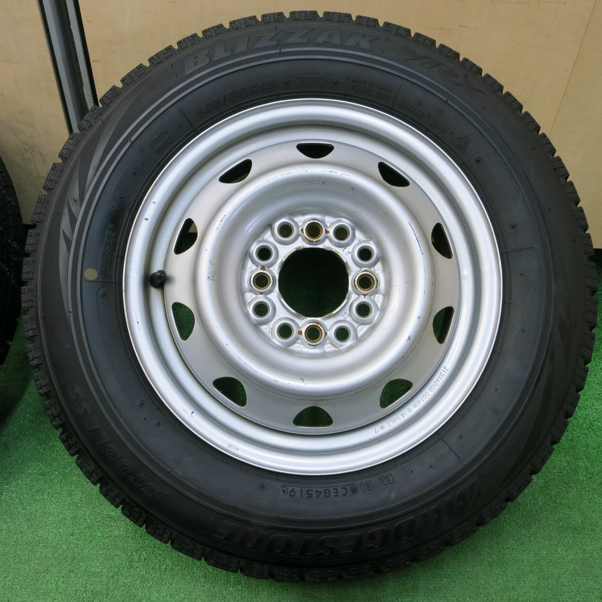 *送料無料* バリ溝！8.5分★スタッドレス 145/80R13 ブリヂストン ブリザック VRX スチール 13インチ PCD100 110 114.3/4H マルチ★4041705イス