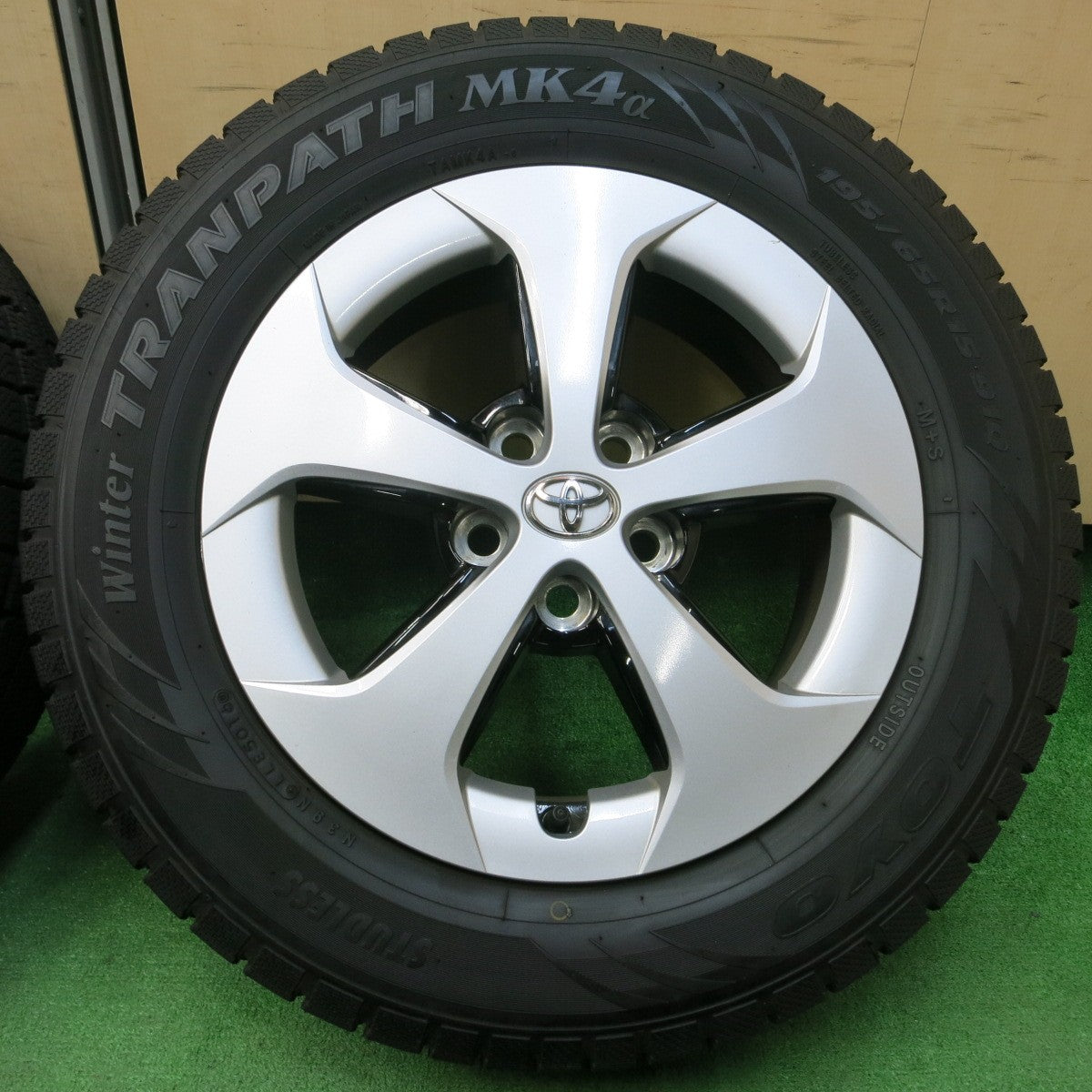 *送料無料* バリ溝！キレイ！9分★トヨタ 30系 プリウス 純正 195/65R15 スタッドレス トーヨー ウインター トランパス MK4α  PCD100/5H★4040905イス