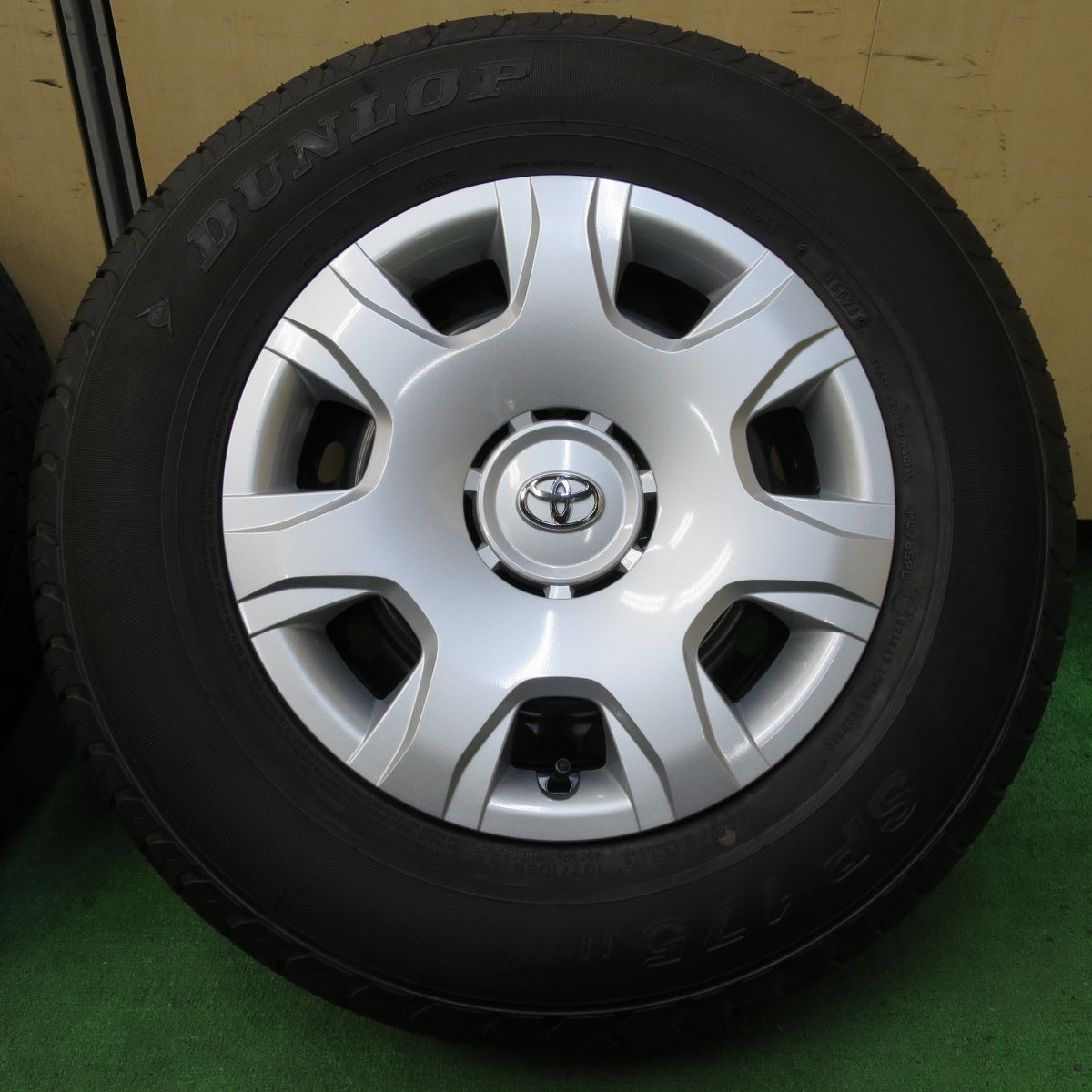 *送料無料* 新車外し！23年★トヨタ 200系 ハイエース 純正 スチール 195/80R15 107/105S ダンロップ SP175N 15インチ PCD139.7/6H★4072106イノ