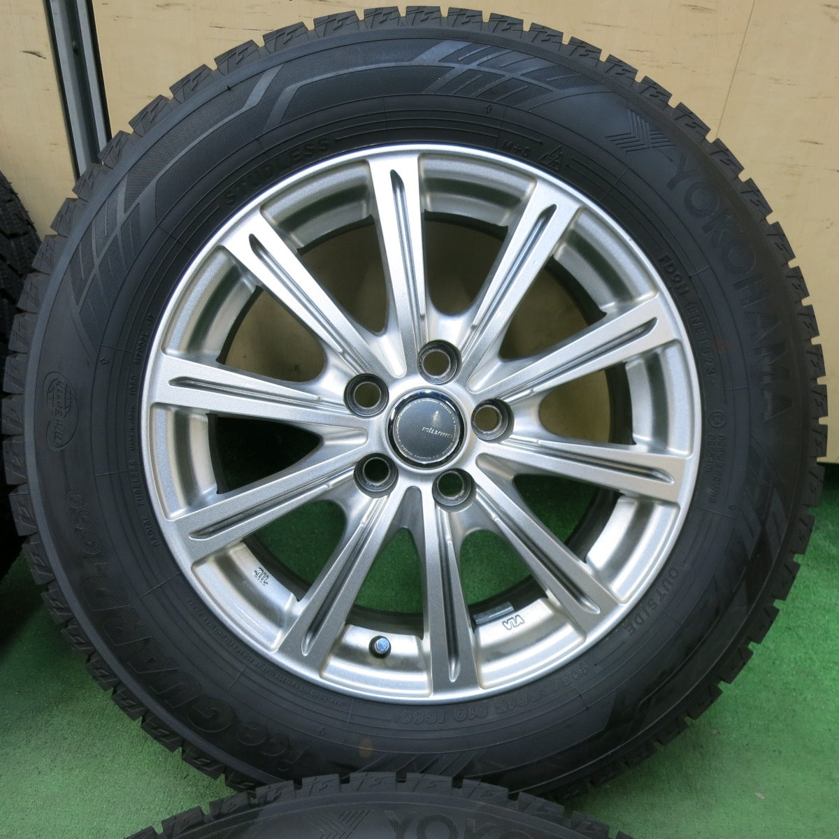 [送料無料] 超バリ溝！23年！キレイ！ほぼ10分★プリウス 等 195/65R15 スタッドレス ヨコハマ アイスガード iG60 MiLLOUS ミルアス 15インチ PCD100/5H★5012212SYス