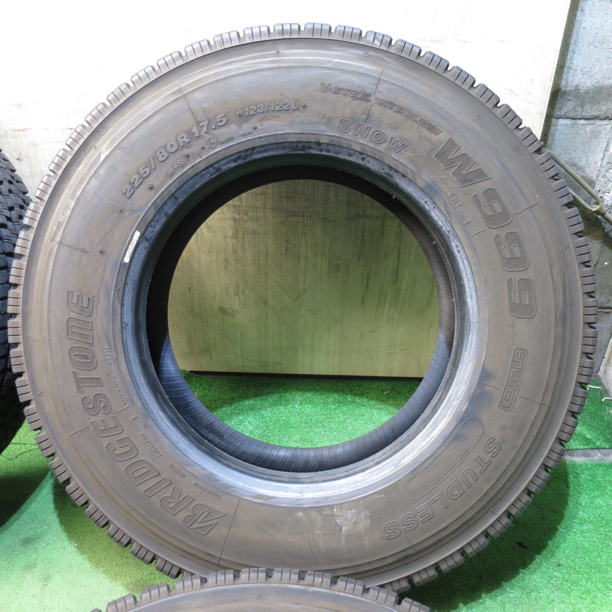 *送料無料* バリ溝！23年！9.5分★トラック タイヤ 225/80R17.5 123/122L スタッドレス ブリヂストン W999  17.5インチ★4032504クスタ