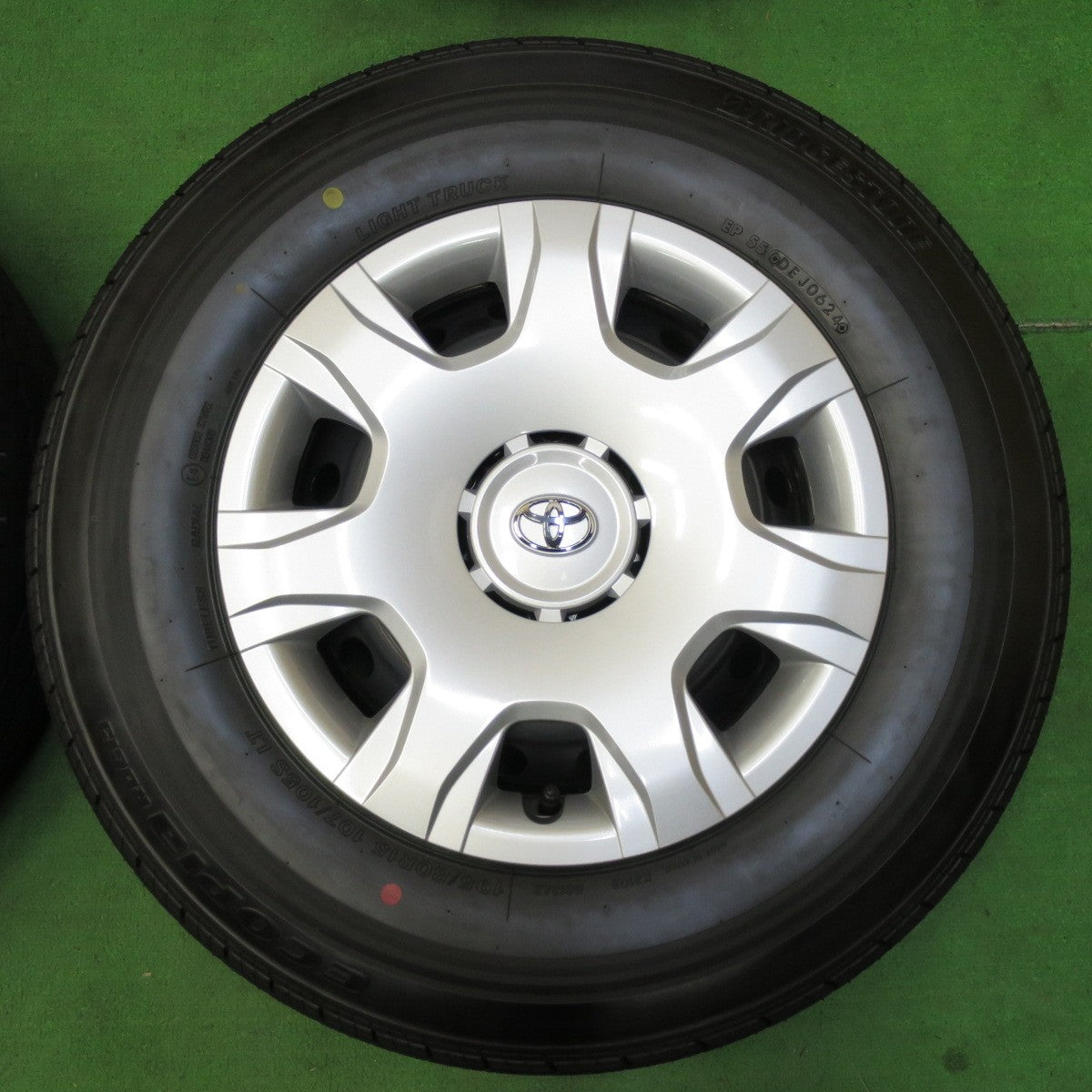 *送料無料* 新車外し！24年★トヨタ 200系 ハイエース 純正 スチール 195/80R15 107/105S ブリヂストン エコピア RD613 PCD139.7/6H★4081703イノ