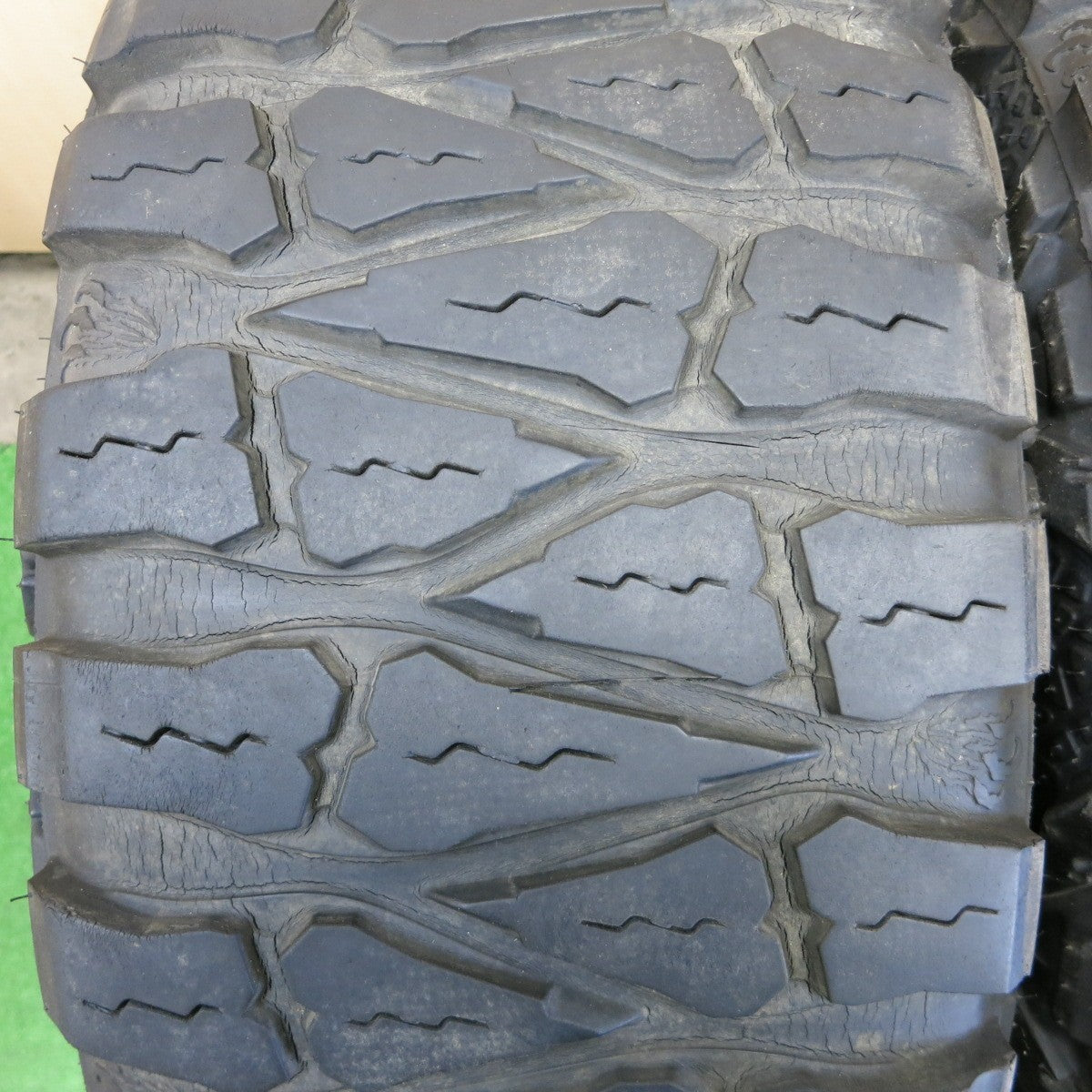 *送料無料* バリ溝！9.5分★FUEL 33×12.50R17 ニットー Mud Grappler EXTREME TERRAIN フューエル PCD135 139.7/6H マルチ★4060401ナノ