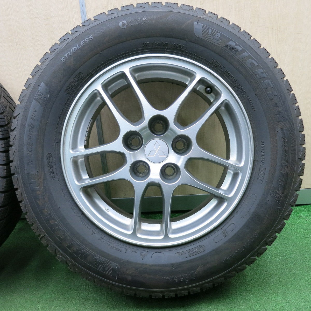 *送料無料* バリ溝！20年！8.5分★三菱 レグナム VR-4 純正 215/70R16 スタッドレス ミシュラン X-ICE SNOW SUV PCD114.3/5H★4062501NJス