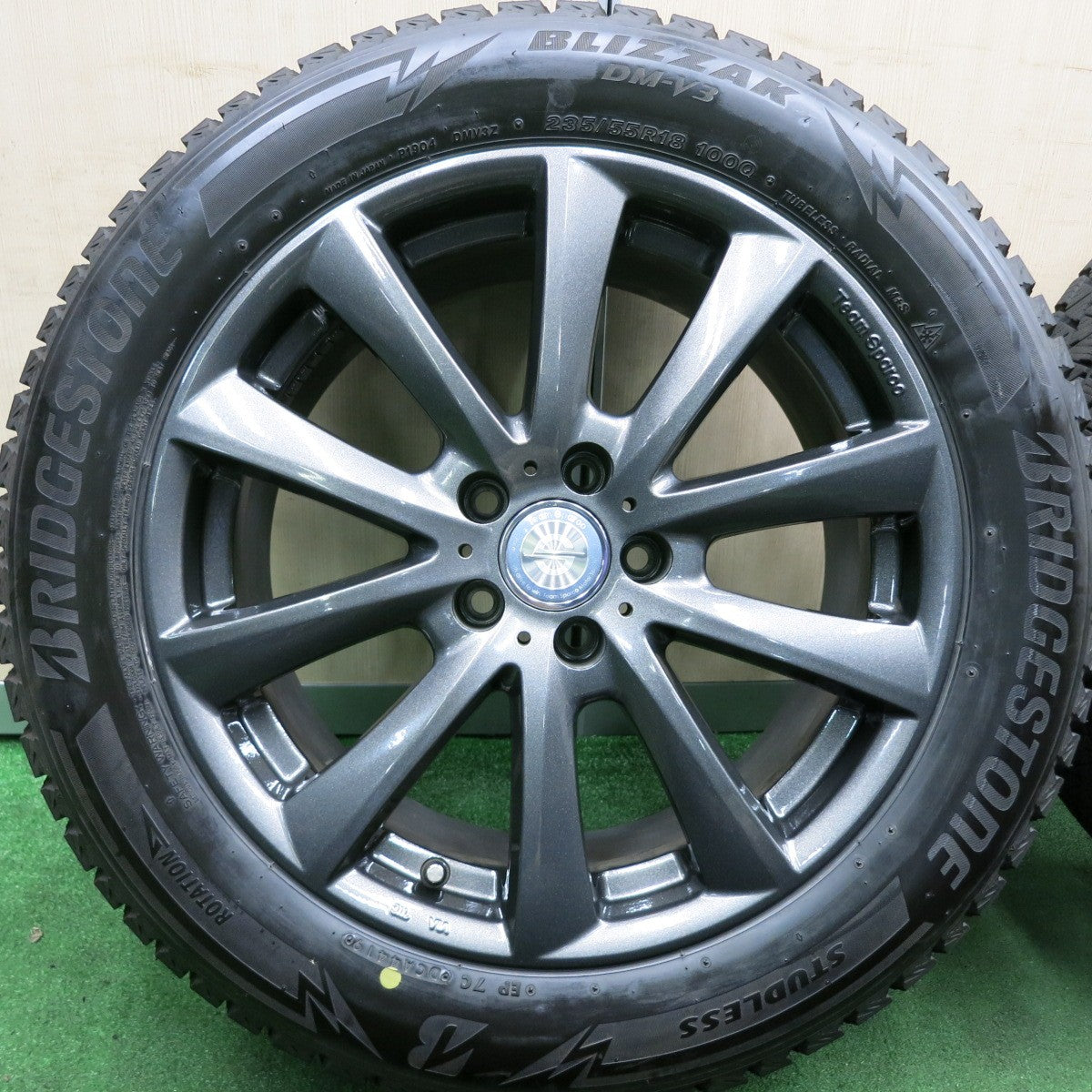 *送料無料* バリ溝！キレイ！9.5分★ワーゲン アウディ等 235/55R18 Team Sparco スタッドレス ブリヂストン ブリザック DM-V3 チームスパルコ PCD112/5H★4053104HAス