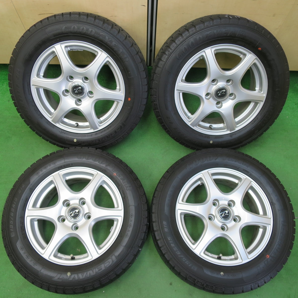 [送料無料] バリ溝！22年！キレイ！9.5分以上★スタッドレス 195/65R15 グッドイヤー アイスナビ7 Treffer トレファー 15インチ PCD114.3/5H★4100708イス