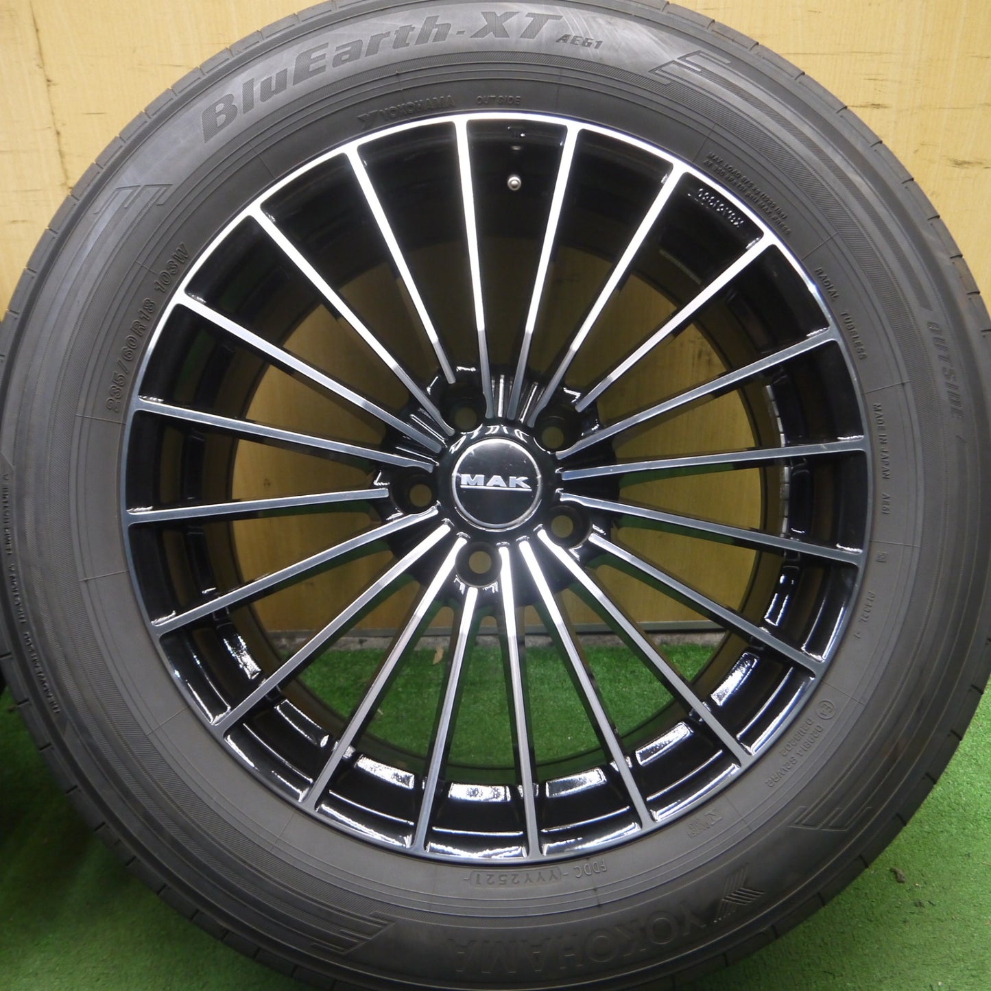 *送料無料* バリ溝！21年！キレイ！8.5分★アルファロメオ ステルヴィオ 等 MAK ARESE 235/60R18 ヨコハマ BluEarth-XT AE61 18インチ アレーゼ PCD110/5H★4050106Hノ