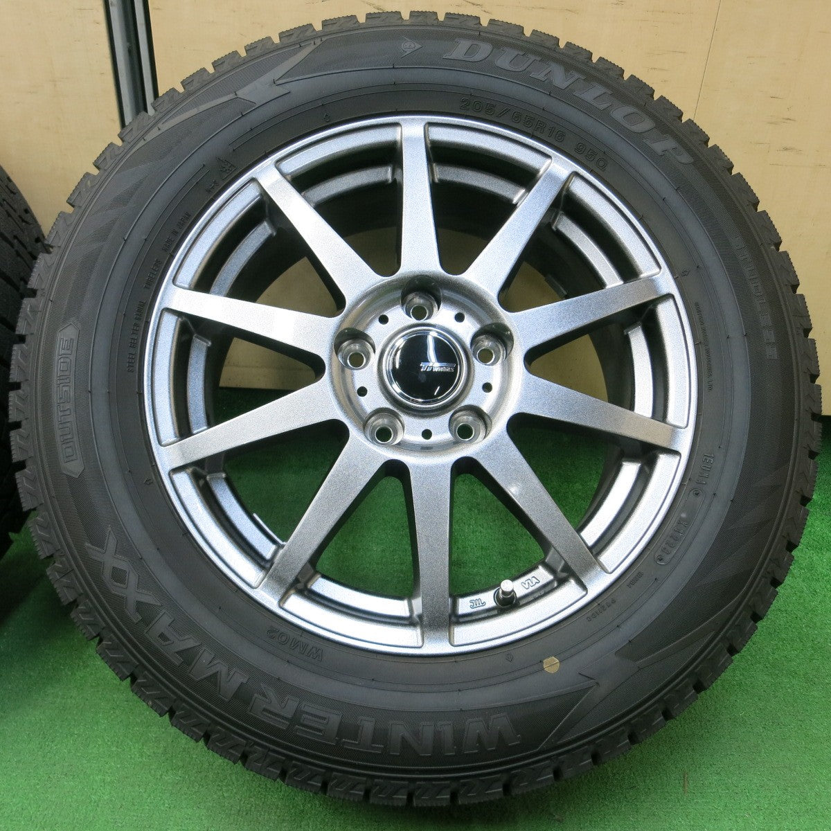 *送料無料* 超バリ溝！23年！キレイ！ほぼ10分★スタッドレス 205/65R16 ダンロップ ウインターマックス WM02 Ti WHEELS 16インチ PCD114.3/5H★4042910イス