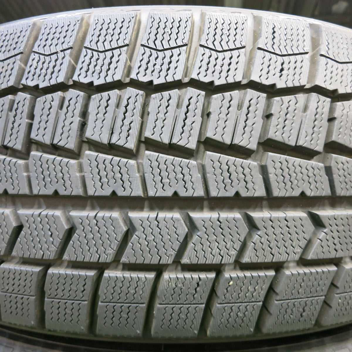 *送料無料* バリ溝！9.5分以上★スタッドレス 215/55R17 ダンロップ ウインターマックス WM02 タイヤ 17インチ エスティマ オデッセイ ヴェゼル等★4052703イスタ