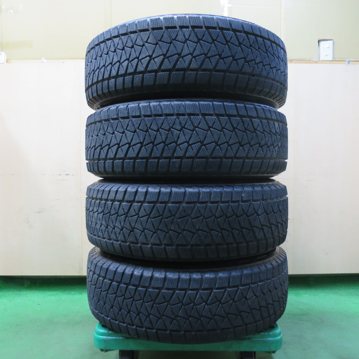 [送料無料] バリ溝！キレイ！8.5分★スタッドレス 225/65R17 ブリヂストン ブリザック DM-V2 JOKER ジョーカー 17インチ PCD114.3/5H★4120301イス