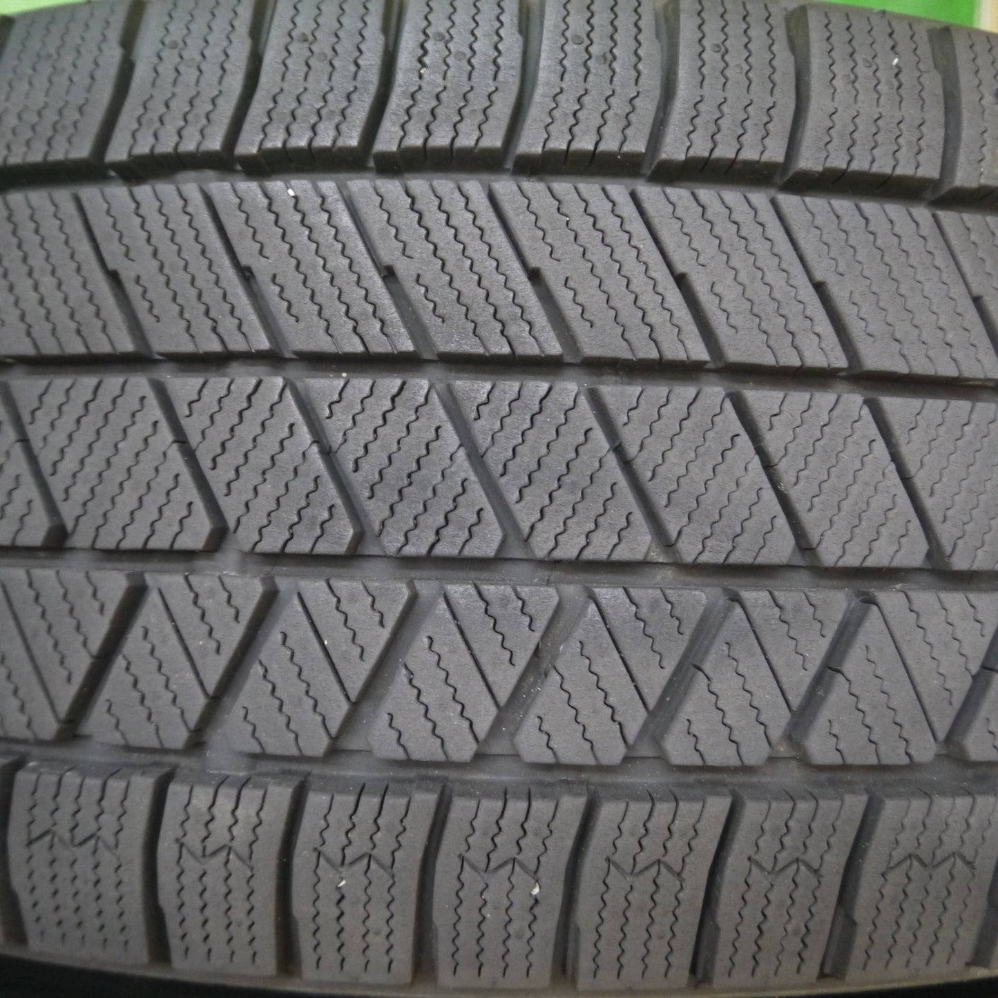 [送料無料] バリ溝！23年！9.5分★レガシィ 等 225/45R18 スタッドレス ブリヂストン ブリザック VRX3 SCHNEIDER シュナイダー 18インチ PCD100/5H★4120909Hス