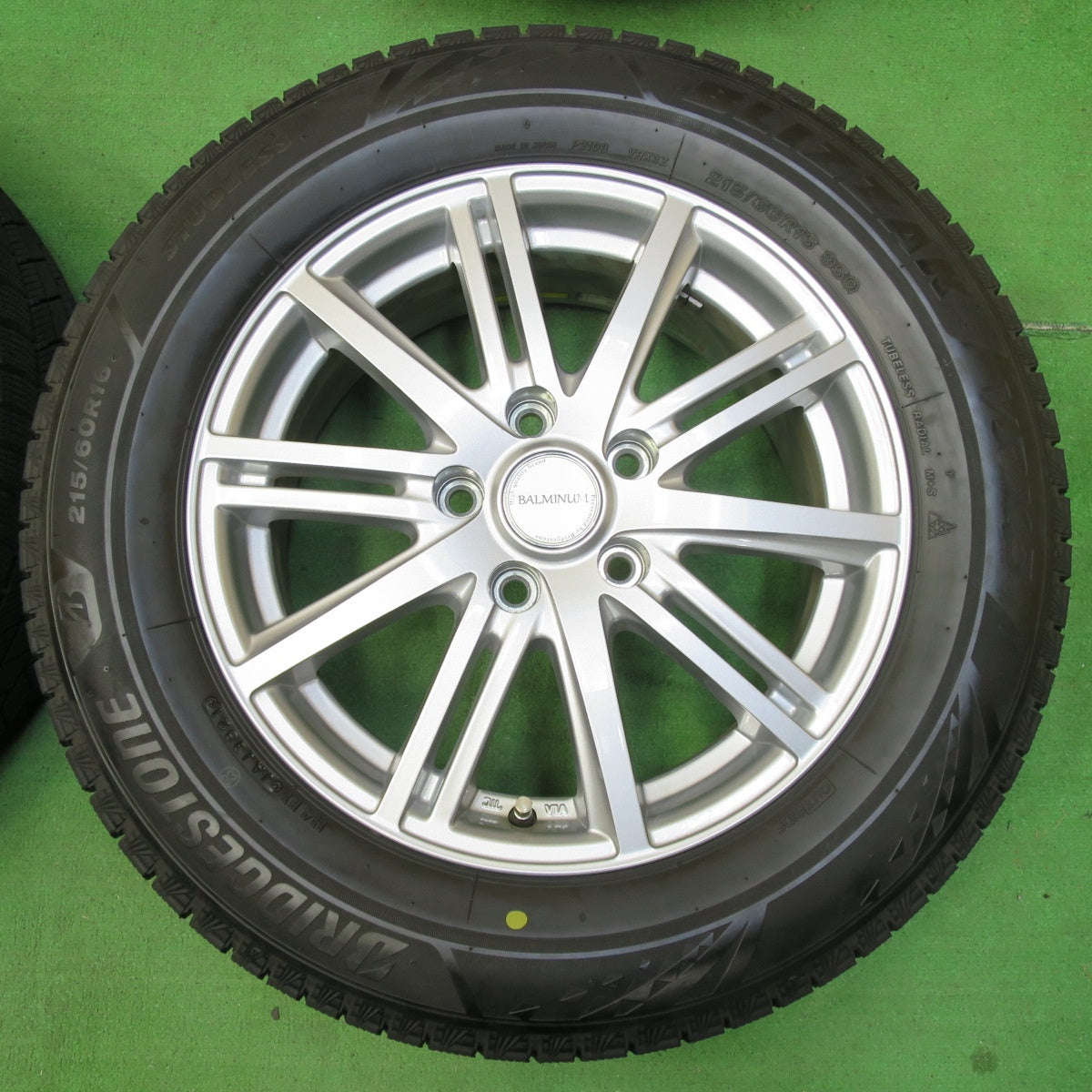 *送料無料* バリ溝！21年！キレイ！9.5分★スタッドレス 215/60R16 ブリヂストン ブリザック VRX3 BALMINUM バルミナ 16インチ PCD114.3/5H★4082701イス