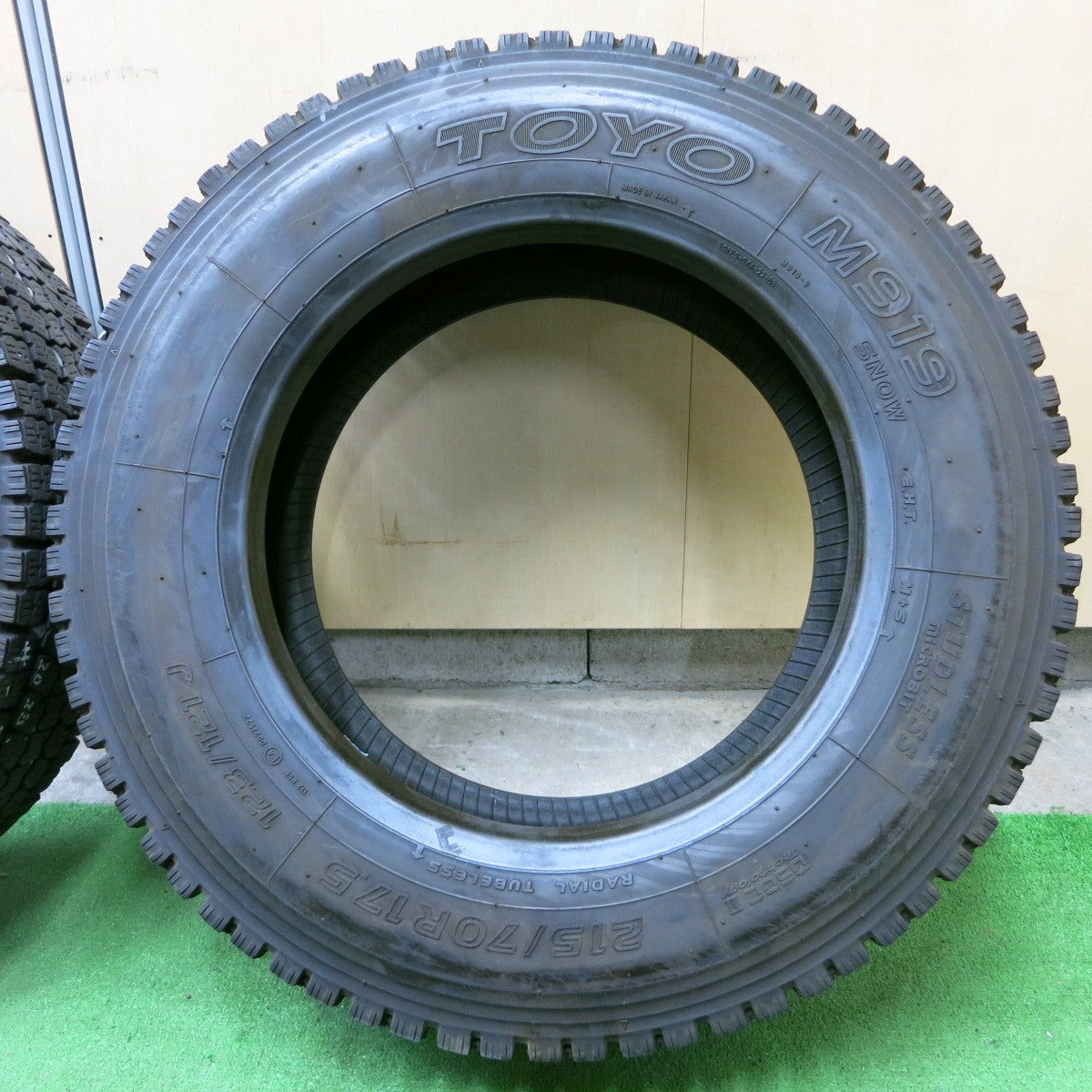 *送料無料* バリ溝！20年！9分★トラック タイヤ 215/70R17.5 123/121J スタッドレス トーヨー M919  17.5インチ★4060703ナスタ