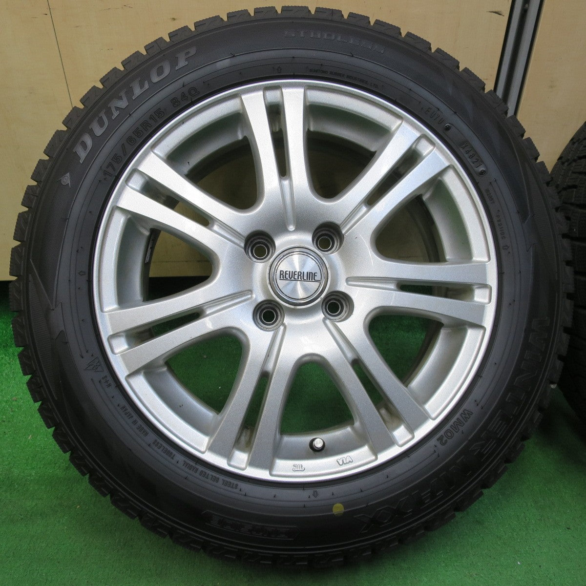 *送料無料* 超バリ溝！21年！キレイ！9.5分以上★スタッドレス 175/65R15 ダンロップ ウインターマックス WM02 REVERLINE リバーライン PCD100/4H★4082903イス