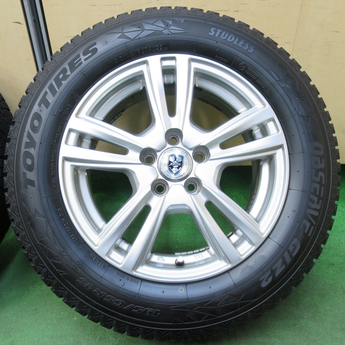 [送料無料] バリ溝！22年！9.5分★プリウス 等 195/65R15 スタッドレス トーヨー オブザーブ GIZ2 JOKER ジョーカー 15インチ PCD100/5H★5012711イス