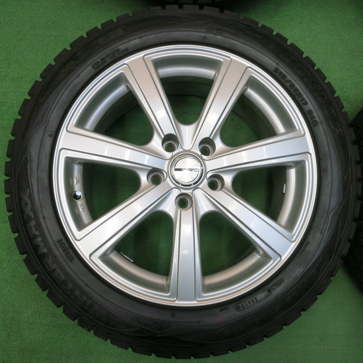 *送料無料* バリ溝！キレイ！9.5分以上★スタッドレス 215/55R17 ダンロップ ウインターマックス WM01 PRD 17インチ PCD114.3/5H★4031611イス