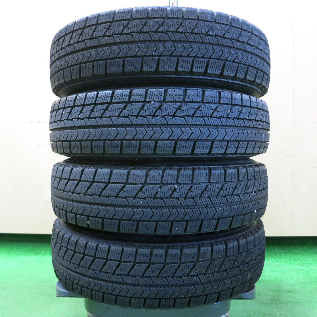 *送料無料* バリ溝！8.5分★スタッドレス 145/80R13 ブリヂストン ブリザック VRX スチール 13インチ PCD100 110  114.3/4H マルチ★4041705イス