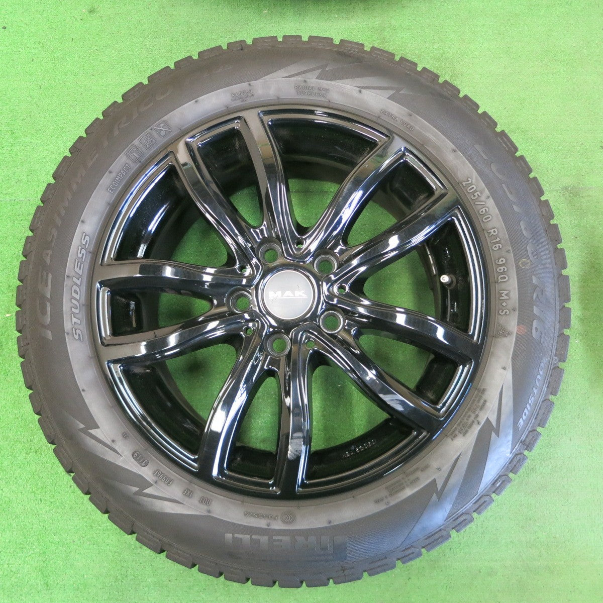 *送料無料* バリ溝！8.5分★BMW 等 MAK 205/60R16 スタッドレス ピレリ アイスアシンメトリコ プラス 16インチ PCD112/5H★4061401ナス