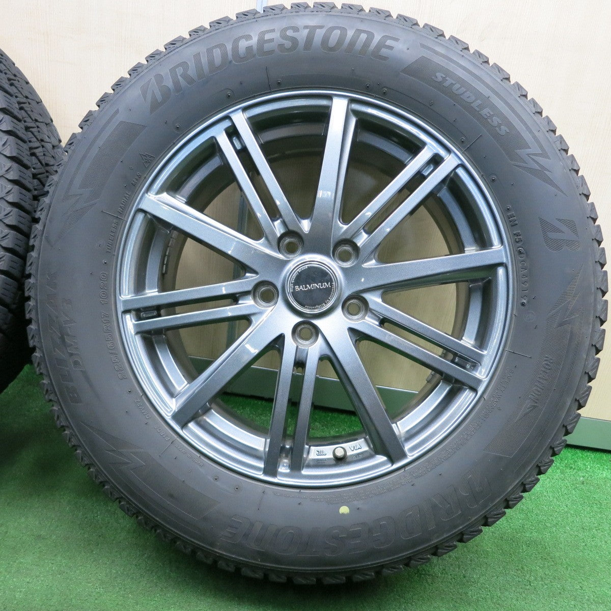 *送料無料* バリ溝！キレイ！9.5分★スタッドレス 225/65R17 ブリヂストン ブリザック DM-V2 BALMINUM バルミナ 17インチ PCD114.3/5H★4033003NJス