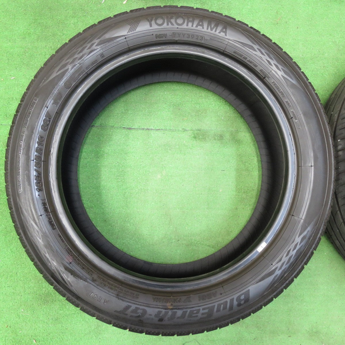 *送料無料* バリ溝！23年！9分★185/55R16 ヨコハマ BluEarth-GT AE51 タイヤ 16インチ ブルーアース ヤリス フィット スイフト 等★4061807イノタ