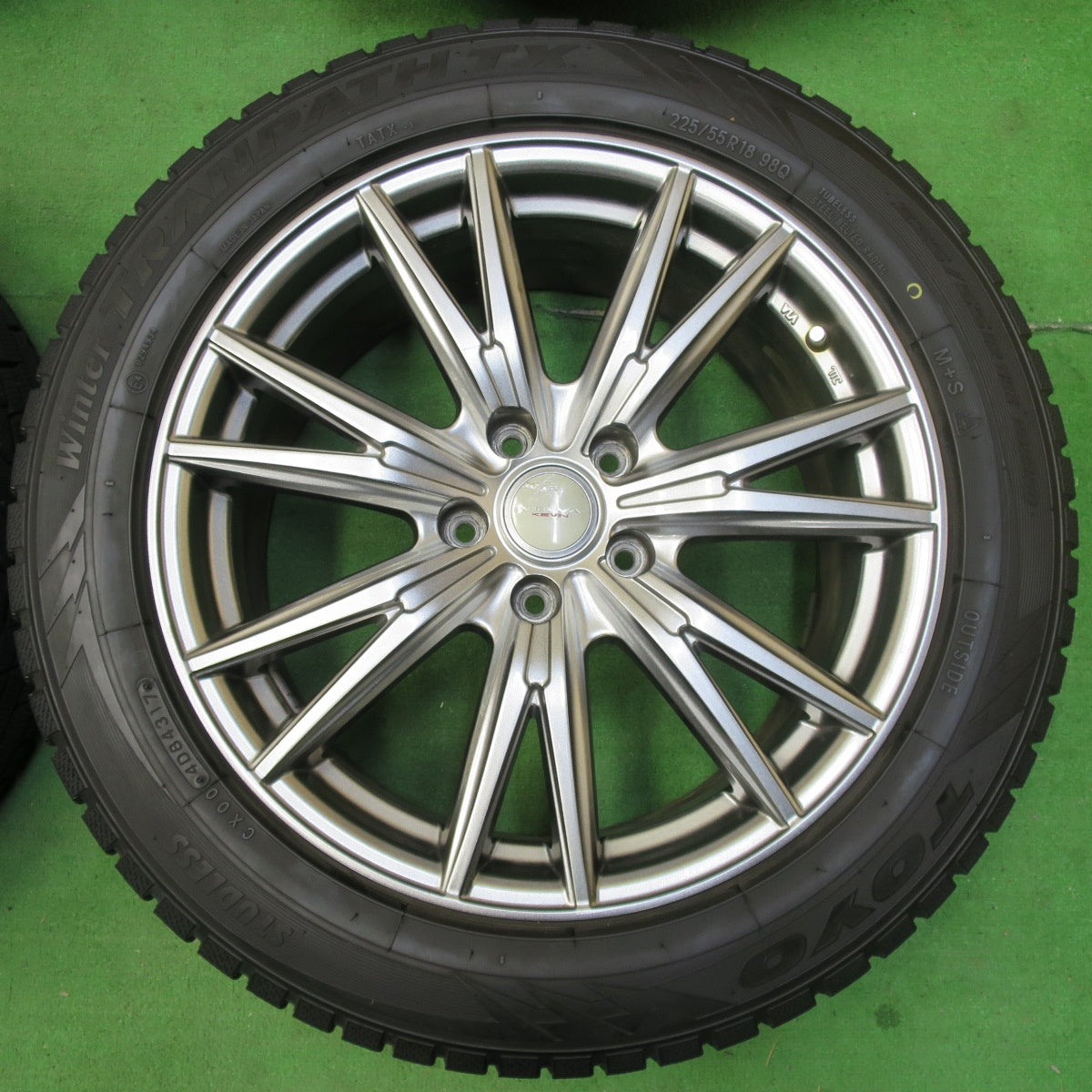 *送料無料* バリ溝！キレイ！9分★スタッドレス 225/55R18 トーヨー ウインター トランパス TX VELVA KEVIN ヴェルヴァ 18インチ PCD114.3/5H★4082001イス