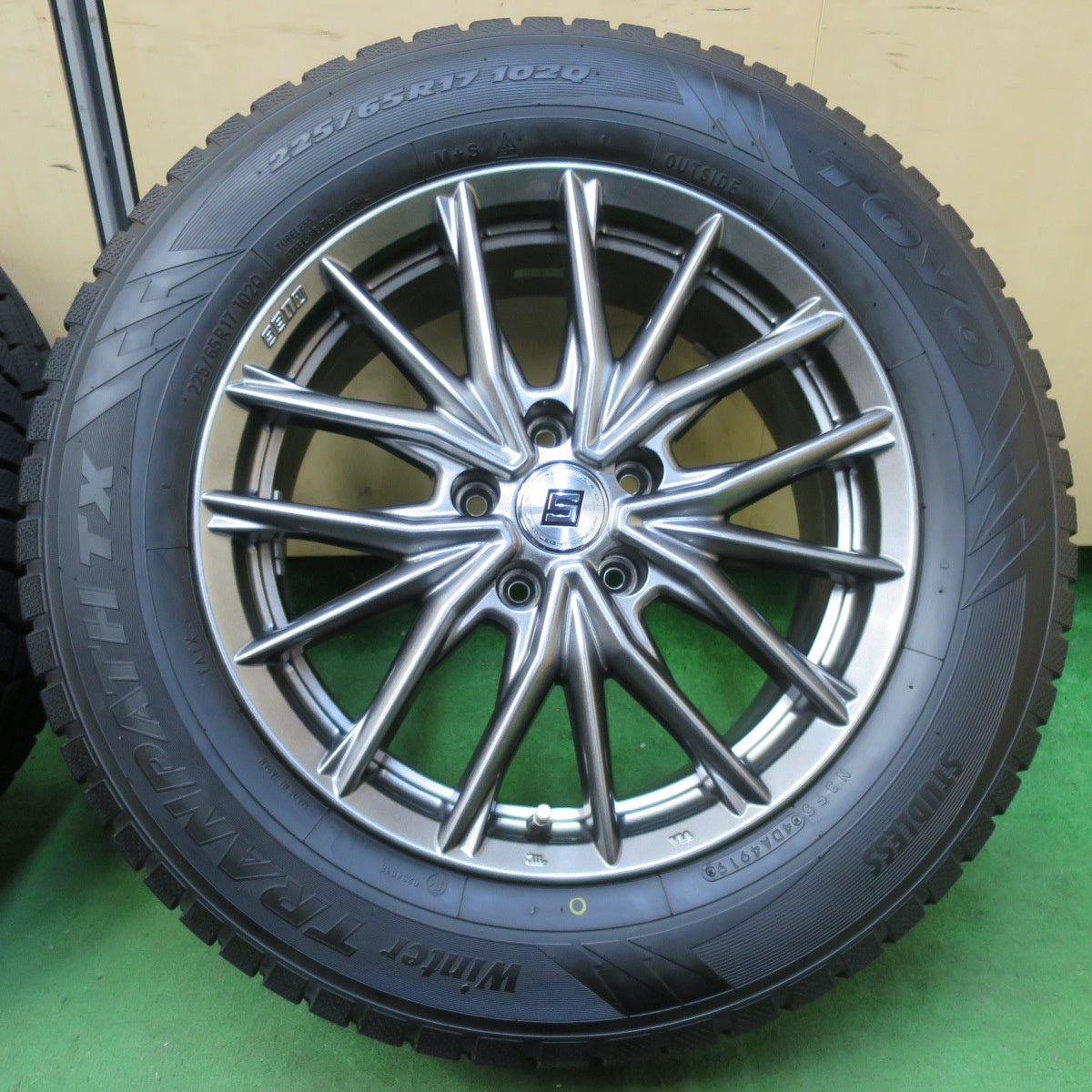 [送料無料] バリ溝！キレイ！9.5分★スタッドレス 225/65R17 トーヨー ウインター トランパス TX SEIN ザイン 17インチ PCD114.3/5H★4110510イス