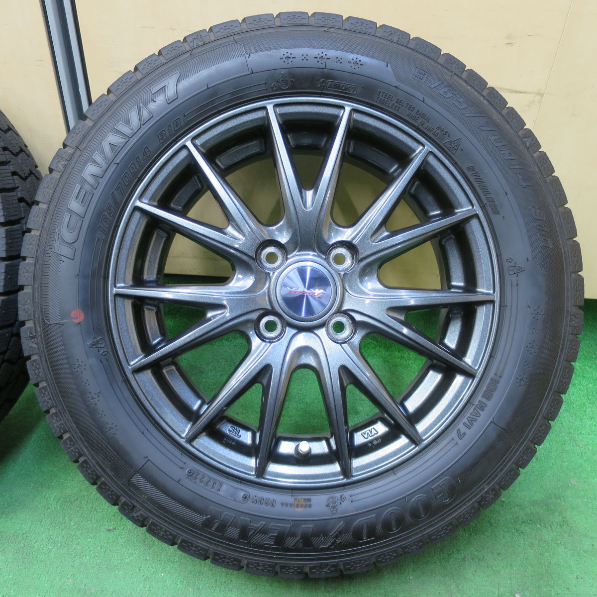 [送料無料] バリ溝！22年！キレイ！ほぼ10分★スタッドレス 165/70R14 グッドイヤー アイスナビ7 VELVA SPORTZ ヴェルヴァ 14インチ PCD100/4H★4101507イス