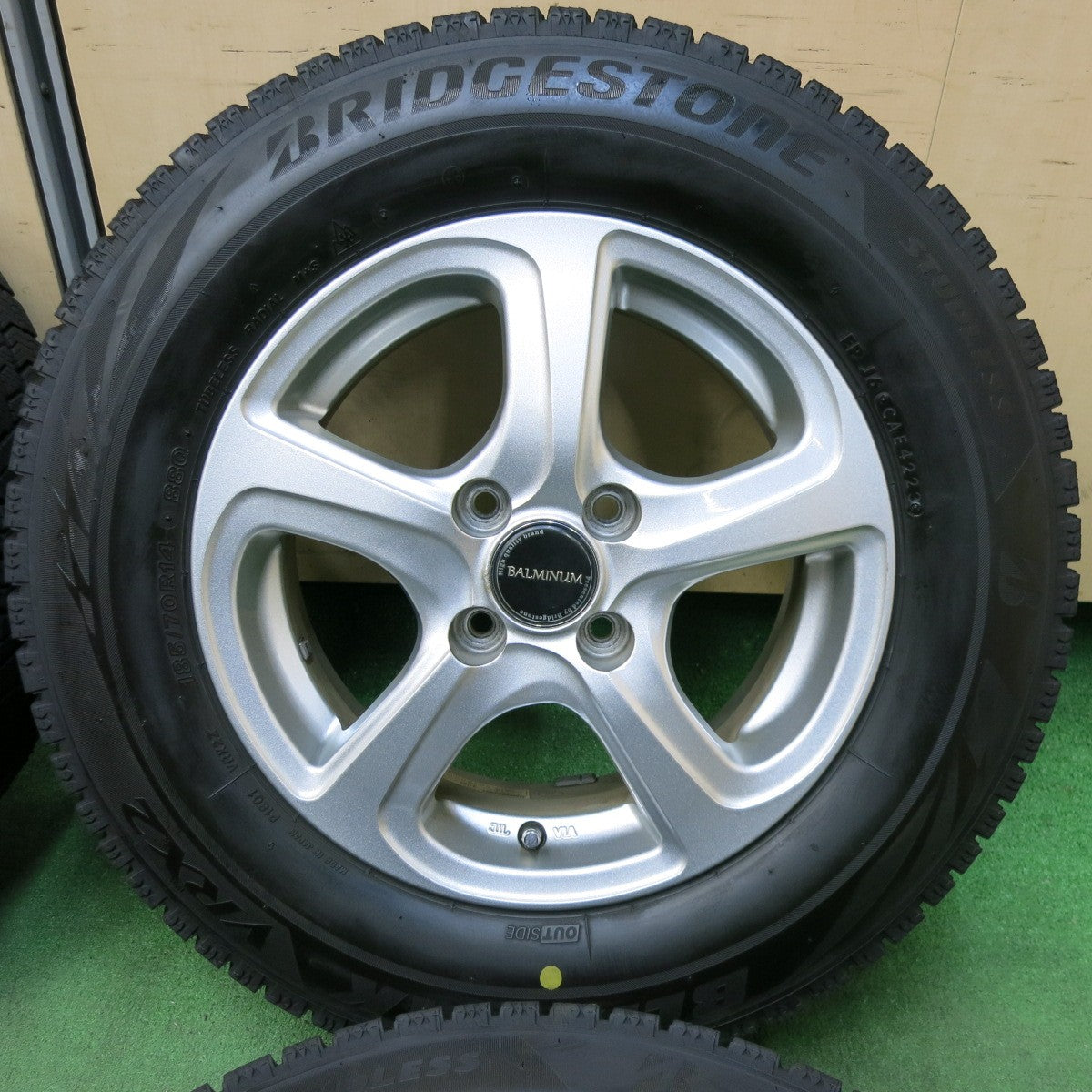 [送料無料] バリ溝！23年！キレイ！9.5分以上★スタッドレス 185/70R14 ブリヂストン ブリザック VRX2 BALMINUM バルミナ 14インチ PCD100/4H★4121112SYス