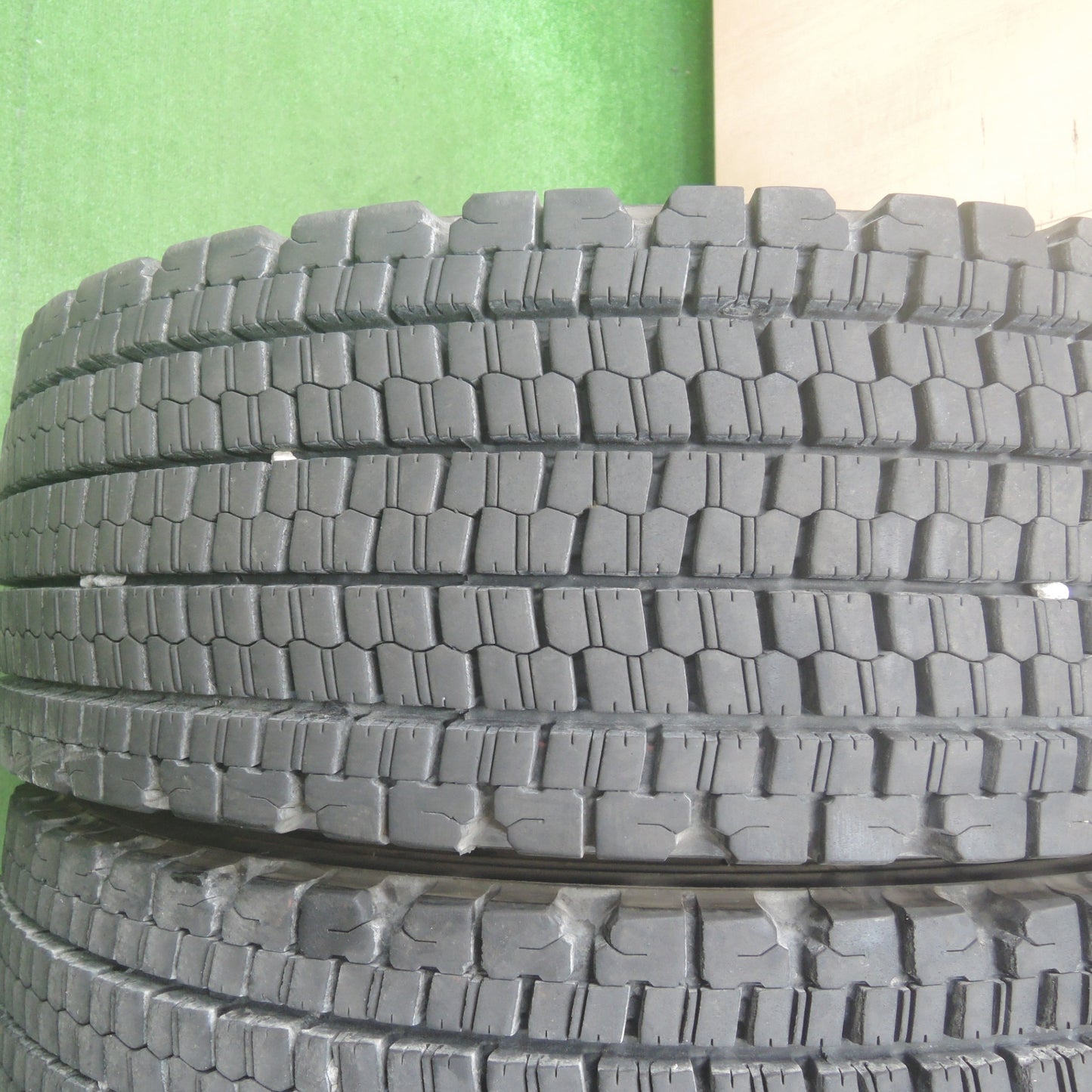 *送料無料* バリ溝！23年！9分★トラック タイヤ 265/70R19.5 140/138J スタッドレス ブリヂストン W900 19.5インチ★4042408KMスタ