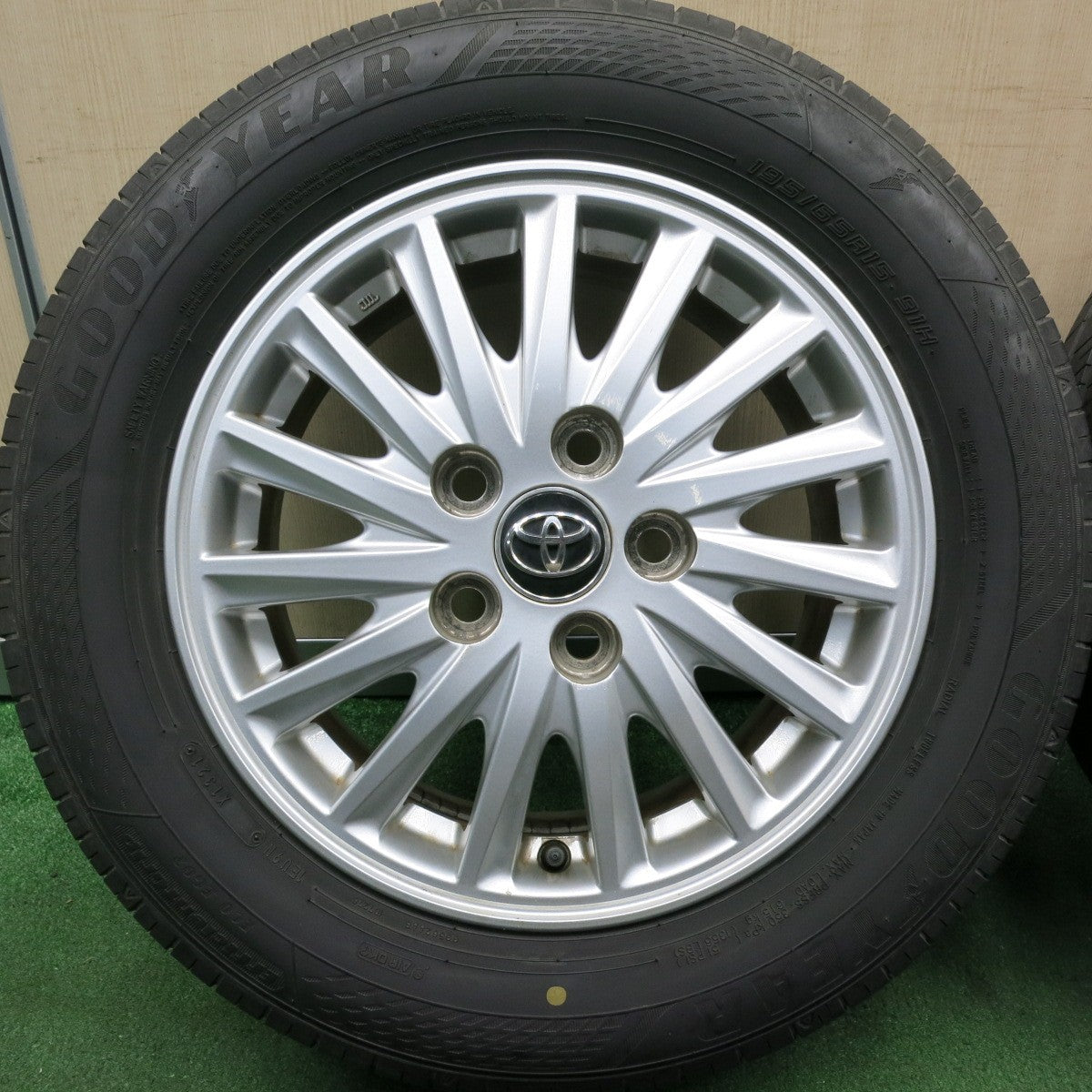 *送料無料* バリ溝！21年！9.5分★トヨタ 80系 ヴォクシー ノア 純正 195/65R15 グッドイヤー EfficIentGrip ECO EG02 PCD114.3/5H★4051005HAノ