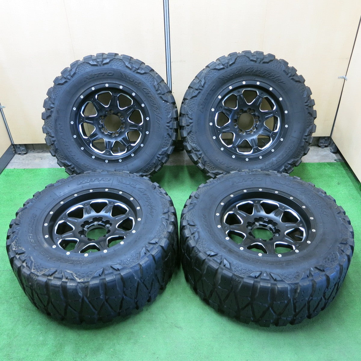 *送料無料* バリ溝！9.5分★FUEL 33×12.50R17 ニットー Mud Grappler EXTREME TERRAIN フューエル PCD135 139.7/6H マルチ★4060401ナノ